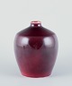 Bing & Grøndahl 
porcelænsvase 
dekoreret med 
okseblodsglasur.

Ca. 1930’erne.
Modelnummer 
...