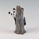Figur i porcelæn af en panda på en træstub no 664Design Allan TherkelsenProducent Royal ...