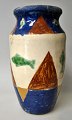Dansk keramiker 
(20. årh): Vase 
i rødler. 
Polykrom 
dekoreret. 
Dekoreret med 
fisk og 
geometriske ...