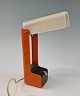 Orange Lampe i plast model NA-417. Lampen ligner næsten en fugl og skærmen kan indstilles til ...