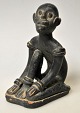 Afrikansk lerfigur, 19./20. årh. En siddende mand. Sortbemalet rødler. H.: 12,3 ...