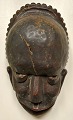 Afrikansk maske, midten af 1900-tallet. Bemalet træ. H.: 25 cm. Proveniens: Globetrotter, ...