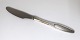 Kongelys. 
Sølvplet 
bestik. 
Middagskniv med 
grilskær. 
Længde 21,7 cm