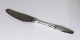 Kongelys. 
Sølvplet 
bestik. 
Frokostkniv med 
grilskær. 
Længde 18,5 cm