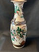 Flot og elegant 
Kinesisk vase, 
med mange 
flotte 
detaljer. Lige 
fra de flotte 
håndmalede 
billeder ...