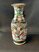 Denne flotte 
Kinesiske vase 
er klassisk 
porcelænskunst, 
når det er 
bedst. Vasen er 
høj og slank, 
...