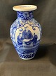 Kiniesk vase 
med blå 
bemaling i 
klassisk stil. 
Vasen er smuk 
med sine buede 
former, og vil 
pryde ...