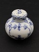 Royal 
Copenhagen 
musselmalet 
salt bøsse 
1/712 
1.sortering 
emne nr. 551296