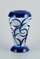 Søholm, 
Bornholm. 
Keramikvase. 
Abstrakt motiv. 
Glasur i blå 
nuancer.
Midt 
1900-tallet.
Perfekt ...
