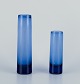 Per Lütken for 
Holmegaard.
To 
cylinderformede 
kunstglasvaser 
i blåt ...