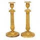 Par lueforgyldte Empire bronze lysestager med kannelerede stammerRigt dekoreret med ...