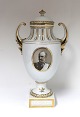 Royal Copenhagen. Vase. Model # 2212 Bilder von Frederik VIII und Königin 
Louise. Höhe 34 cm. (1 Wahl)
