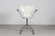 Arne Jacobsen 
(1902-1971)
Gl. model 7'er 
kontorstol med 
armlæn 3117
fremstillet af 
hvidmalet ...
