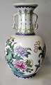 Kinesisk håndmalet porcelænsvase, 20. årh. Polykrom dekoreret med blomster og forgyldning. ...
