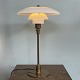 Poul Henningsen. Bordlampe model TrePH, jubilæumsmodel med stamme og fod af bruneret messing, ...