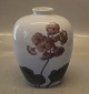 727-134 d Kgl.  
Art Nouveau 
vase med blomst 
 17 cm fra  
Royal 
Copenhagen I 
hel og fin 
stand
