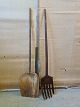 Stor træskae og 
gaffel, fra 
1930erne.
De har 
brugsspor.
Højde 140cm