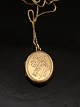 Fotgyldt medallion 2,1 x 2,8 cm. og kæde 40 cm. emne nr. 553439