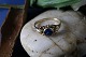 Flot guldring i 8 karat, med smuk blå sten. Ringen er en elegant klassisk damering, der vil være ...