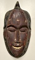 Afrikansk maske, midten af 1900-tallet. Bemalet træ. H.: 25,5 cm. Proveniens: Globetrotter, ...