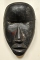 Afrikansk maske, midten af 1900-tallet. Udskåret hårdt træ. H.: 21 cm. Proveniens: ...