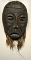 Afrikansk maske, midten af 1900-tallet. Udskåret træ medjute. H.: 40 cm. Proveniens: ...