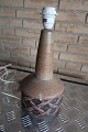 Lampe fra 
Søholm, 
Modelnr. 
1208-2, Smuk 
brrun keramik 
med lysere  
dekoration i 
"flet"
H: 38 cm ...