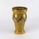 Vase af keramik 
i gulbrun farve 
med mønster i 
blå og grøn
Producent 
Herman A. 
Kählers ...