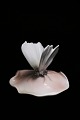 Bing & Grøndahl 
porcelænsfigur 
af sommerfugl 
siddende på et 
rosenblad.
Dekorationsnummer: 
1768. ...