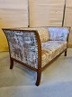 Sofa i mahogni, 
fra 1950erne.
Den har 
brugsspor.
Ryghæjde 76cm 
Bredde 142cm 
Dybde 72cm ...