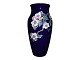 Høj Royal 
Copenhagen 
mørkeblå vase 
dekoreret med 
frugtgrene og 
hvide blomster.
Bemærk at ...