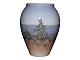 Royal Copenhagen mindre vase med landskab.Bemærk at dette emne kun er på vores fjernlager. ...