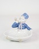 Figur af porcelæn med motiv af siddende dreng i uniform, som kan benyttes som lille skål nr. ...