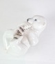 Bing & Grøndahl-porcelænsfiguren af en liggende isbjørneunge på ryggen med nummer 2538 er et ...