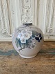 B&G vase dekoreret med blomstrende grene samt blå sommerfugl No. 144/4, 1. sorteringHøjde 16 ...