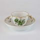 Antik kop og underkop i svejfet hvidt porcelæn med motiv af grønne blomster og ...