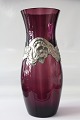 Flot antik vase i aubergine-farvet glas, med tin-indfatning. Vasen er 27 centimeter høj, og vil ...
