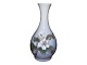 Royal Copenhagen vase med hvide blomster.Bemærk at dette emne kun er på vores fjernlager. ...