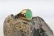 Denne flotte damering er smedet i massivt 14 karat guld, og toppet med en flot grøn sten. Ringen ...