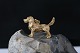 Vedhæng i 14 karat guld, udformet som en sød hund. Stemplet 585
