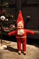 Gammel 
julenisse fra 
40érne i stof 
med ansigt i 
bemalet 
papmaché og med 
træsko. Højde: 
32,5cm.