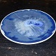 Tallerken eller platte i porcelæn dækket af blå krystalglasur på forsiden. Fremstillet hos  ...
