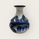 Kohornsbemalet keramik, Vase med blå og hvid glasur, Nr. 558, 9cm i diameter, 10cm høj *Med et ...