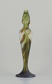 Émile Gallé 
(1846-1904), 
Frankrig. 
Kolossal 
kunstglasvase 
med motiv af 
blomster i 
grønne ...
