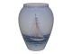 Royal Copenhagen lille vase med sejlbåd.Af fabriksmærket ses det, at denne er produceret i ...