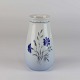 Vase fra 
stellet Demeter 
Blå. No 201
Producent Bing 
& Grøndahl
Demeter er af 
hvidt ...