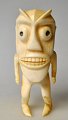 Grønlandsk 
tupilak, 20. 
årh. Stående 
person med 
maske. Udskåret 
ben. H.: 11,5 
cm. Antagelig 
...