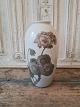 Royal Copenhagen Art Nouveau vase dekoreret med pelargonie No. 580/2129, 2. sortering - ...