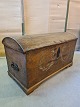 Kiste i massivt egetræ, fra 1780erne.Den har brugsspor og der medfølger ikke lås og ...