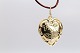Flot guldhjerte 
i 14 karat 
guld, der kan 
bruges som 
vedhæng til en 
halskæde. 
Guldhjertet er 
...